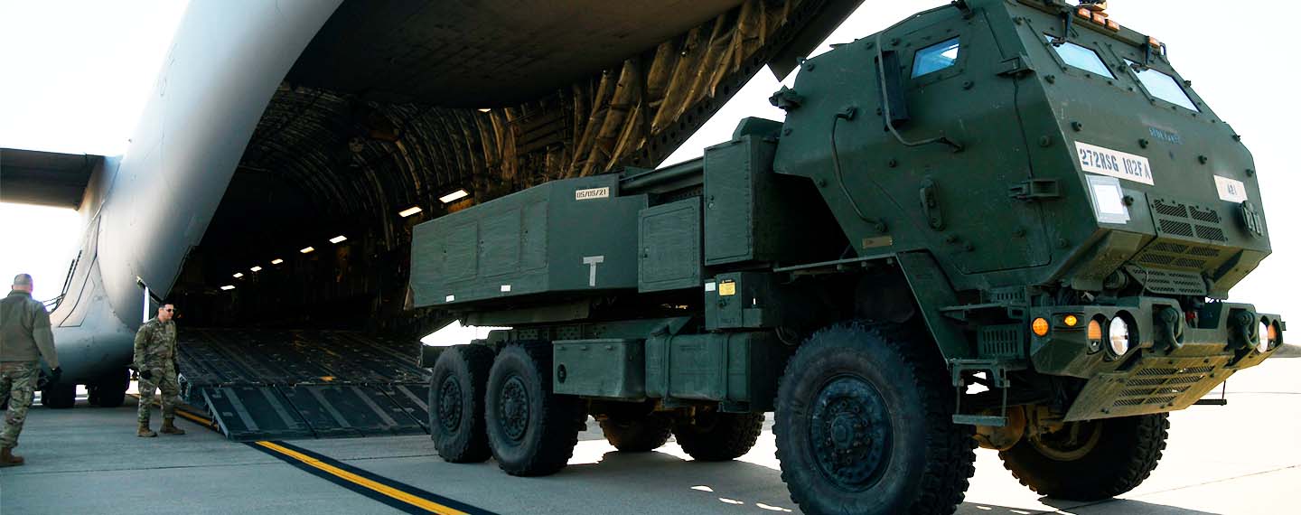 Soldados de la Guardia Nacional de Michigan cargan un Sistema de Cohetes de Artillería de Alta Movilidad (HIMAR) M142 en un avión C-17 Globemaster III en la Base de la Fuerza Aérea de Dover, Delaware (EEUU)