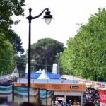 Imagen de la Feria del Libro de Madrid de 2013 en el Parque del Retiro con un multitud de personas, las casetas y los pabellones centrales