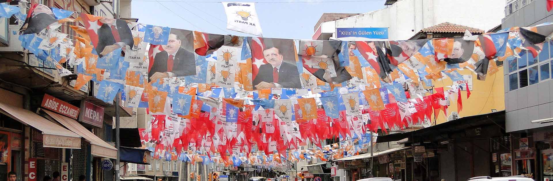 Pancartas y parafernalia de la campaña electoral nacional de 2011 en una calle de la ciudad de Kilis, Turquía