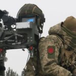 Un militar del ejército ucraniano junto a un sistema antiaéreo portátil Stinger DMS montado en la carrocería de un Humvee