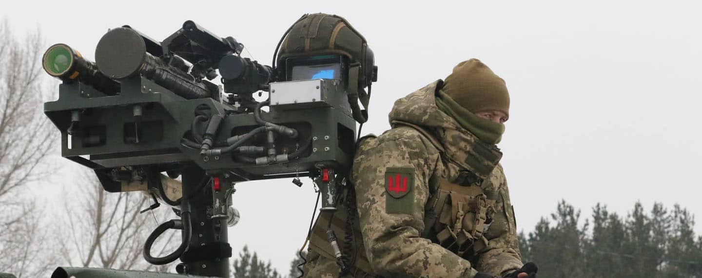 Un militar del ejército ucraniano junto a un sistema antiaéreo portátil Stinger DMS montado en la carrocería de un Humvee
