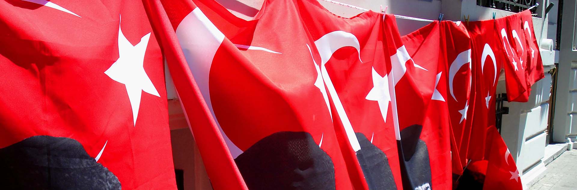 Balanza de pagos. Banderas de Turquía con la imagen de Mustafa Kemal Atatürk colgadas en una calle del barrio de Halaskargazi en Estambul