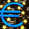 Logo del euro iluminado en una foto nocturna de la sede del Banco Central Europeo en Frankfurt, Alemania