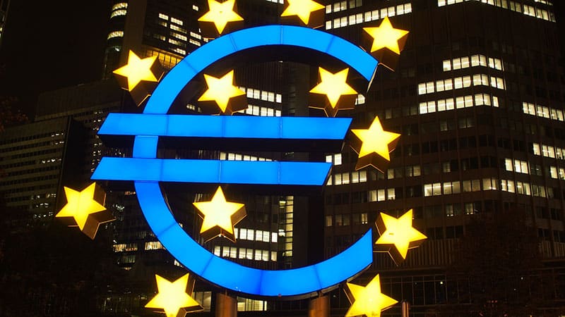 Logo del euro iluminado en una foto nocturna de la sede del Banco Central Europeo en Frankfurt, Alemania