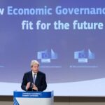 Reglas fisacales. Vladis Dombrovskis y Paolo Gentiloni durante la rueda de prensa sobre la revisión del marco de gobernanza económica de la UE el 26 de abril de 2023 en Bruselas