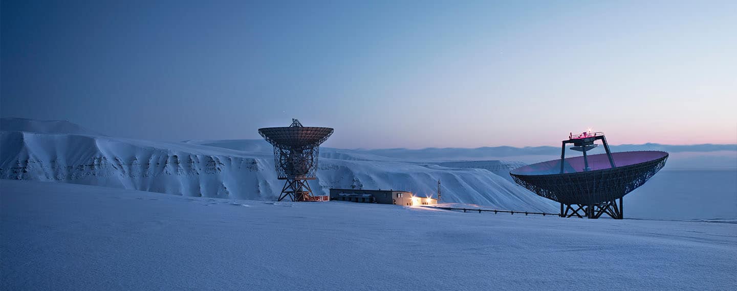 Antenas parabólicas de comunicaciones en el paisaje nevado del Ártico