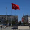 Bandera de Turquía ondeando en la Plaza Taksim en Estambul