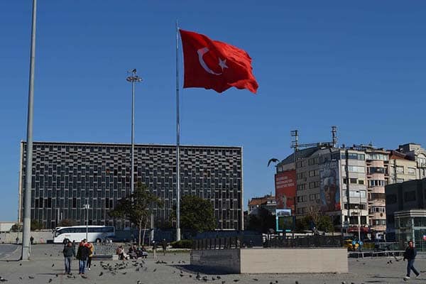 Bandera de Turquía ondeando en la Plaza Taksim en Estambul