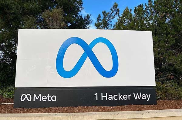 Cartel de entrada con el logo de la empresa a la sede central de Meta en Menlo Park, California (EEUU)