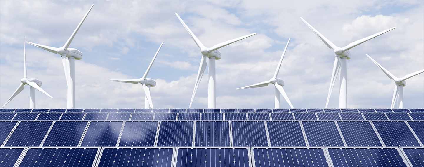 Paneles solares y aerogeneradores sobre el fondo del cielo