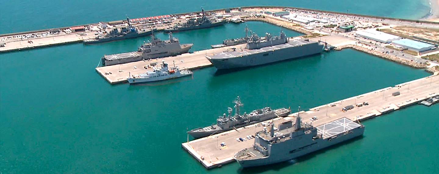 Defensa. de la base naval de Rota en Cádiz, España, con los muelles, plataformas y fragatas. Ministerio de Defensa