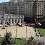 Banderas en la Plaza de la Constitución en Santiago de Chile. Alrededor de la Plaza se se ubican el Palacio de la Moneda, los ministerios de Hacienda, Relaciones Externas y de Justicia