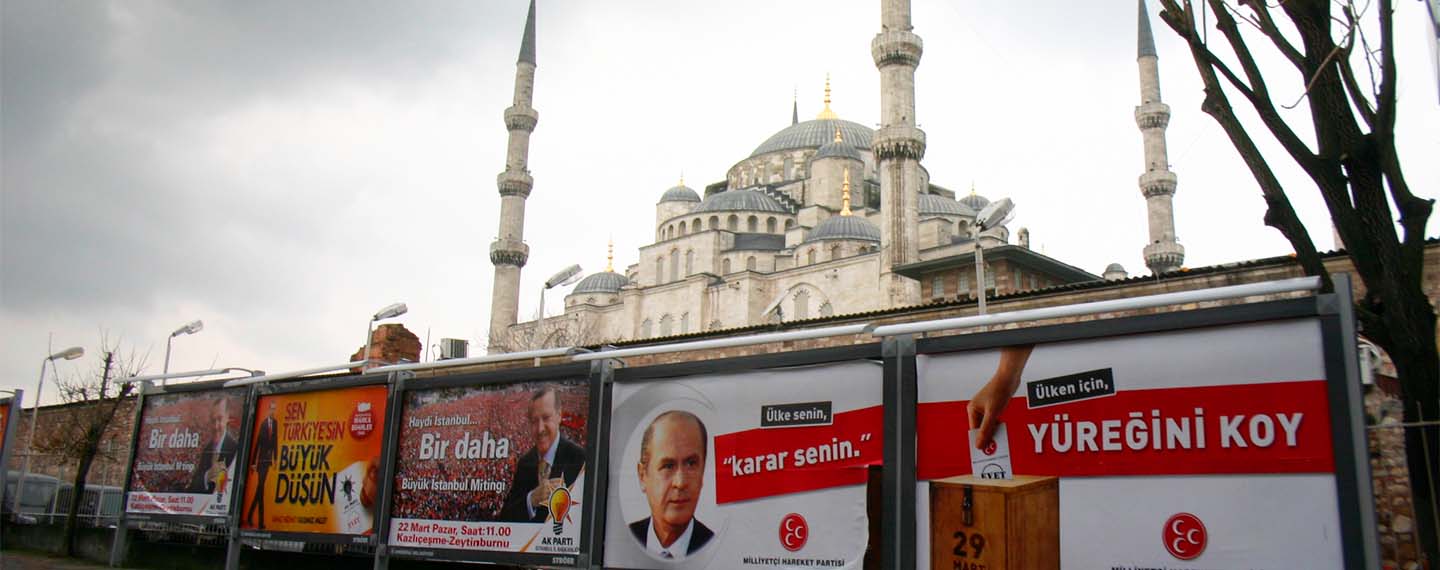 La Mezquita Azul detrás de carteles de las elecciones de 2009 en la ciudad de Estambul, capital de Turquía