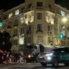 Camiones militares y civiles frente al edificio de la sede del Ministerio de Defensa ruso durante el motín militar de Y. Prigozhin y el Grupo Wagner en Rostov (Rusia) el 24 de junio de 2023.