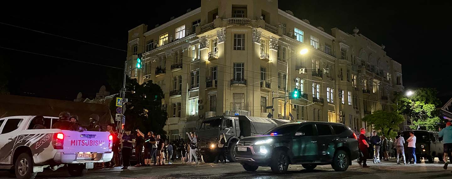 Camiones militares y civiles frente al edificio de la sede del Ministerio de Defensa ruso durante el motín militar de Y. Prigozhin y el Grupo Wagner en Rostov (Rusia) el 24 de junio de 2023.