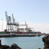 Política exterior. Vista desde Arrecife al cercano Puerto de los Mármoles en Lanzarote (Islas Canarias) donde se encuentran almacenes de gas