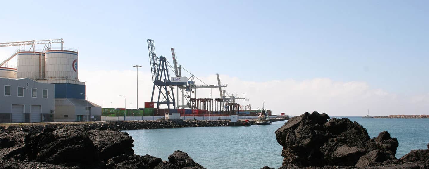 Política exterior. Vista desde Arrecife al cercano Puerto de los Mármoles en Lanzarote (Islas Canarias) donde se encuentran almacenes de gas