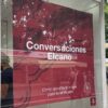 ¿Cómo proyecta España su poder blando? Poster del podcast Conversaciones Elcano en una caseta durante la grabación del episodio 4 de la tercera temporada, con motivo de la participación del Real Instituto Elcano en la 82ª Feria del Libro de Madrid en 2023