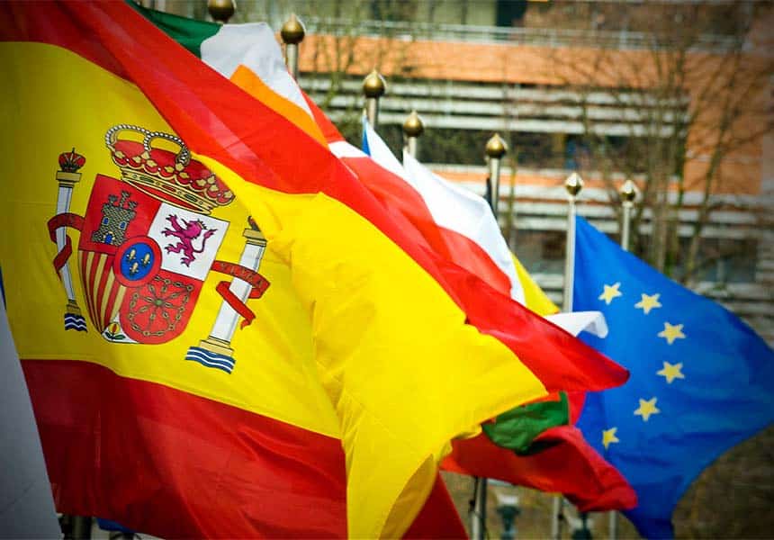 Consejo de la UE. Bandera de España en primer plano con la bandera de la UE al fondo en la sede del Parlamento Europeo en Bruselas