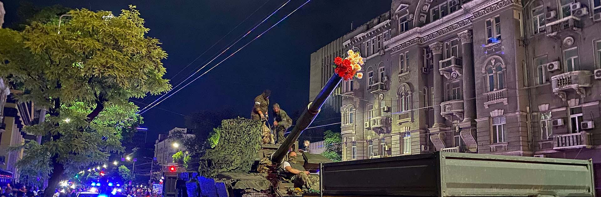 Un tanque con flores en Rostov (Rusia) el 24 de junio de 2023 durante el motín militar de Y. Prigozhin y el Grupo Wagner contra Vladimir Putin