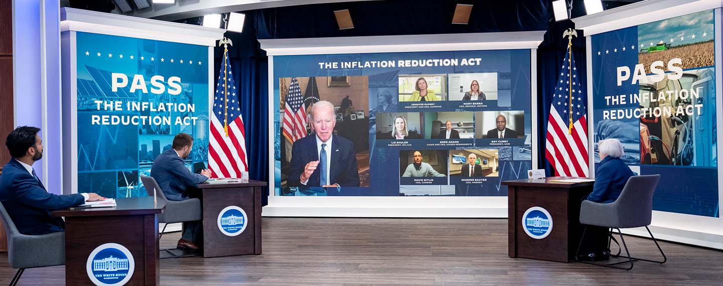El presidente Joe Biden organiza una reunión virtual con líderes sindicales y empresariales para discutir los beneficios de la Ley de Reducción de la Inflación (IRA) en la Casa Blanca (2022).