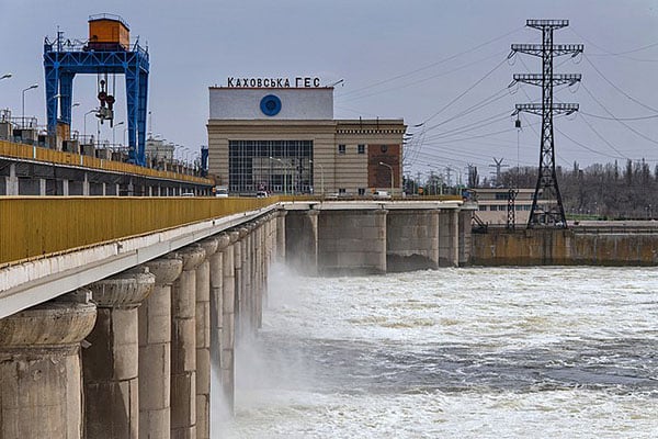 Complejo de la central hidroeléctrica de Nova Kajovka en la orilla izquierda del río Dniéper en Ucrania (foto realizada en 2013)