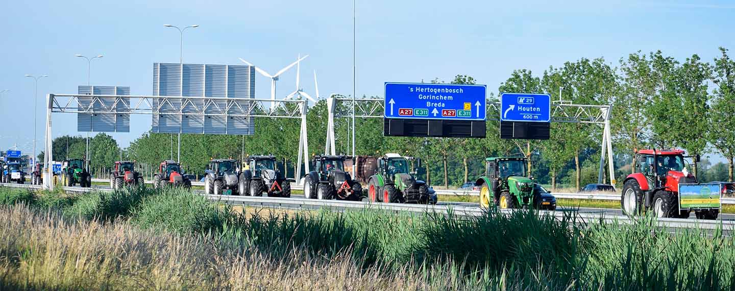 Tractores en la autovía A27, cerca de Houten, durante una protesta de los agricultores en los Países Bajos realizada el 22 de junio de 2022