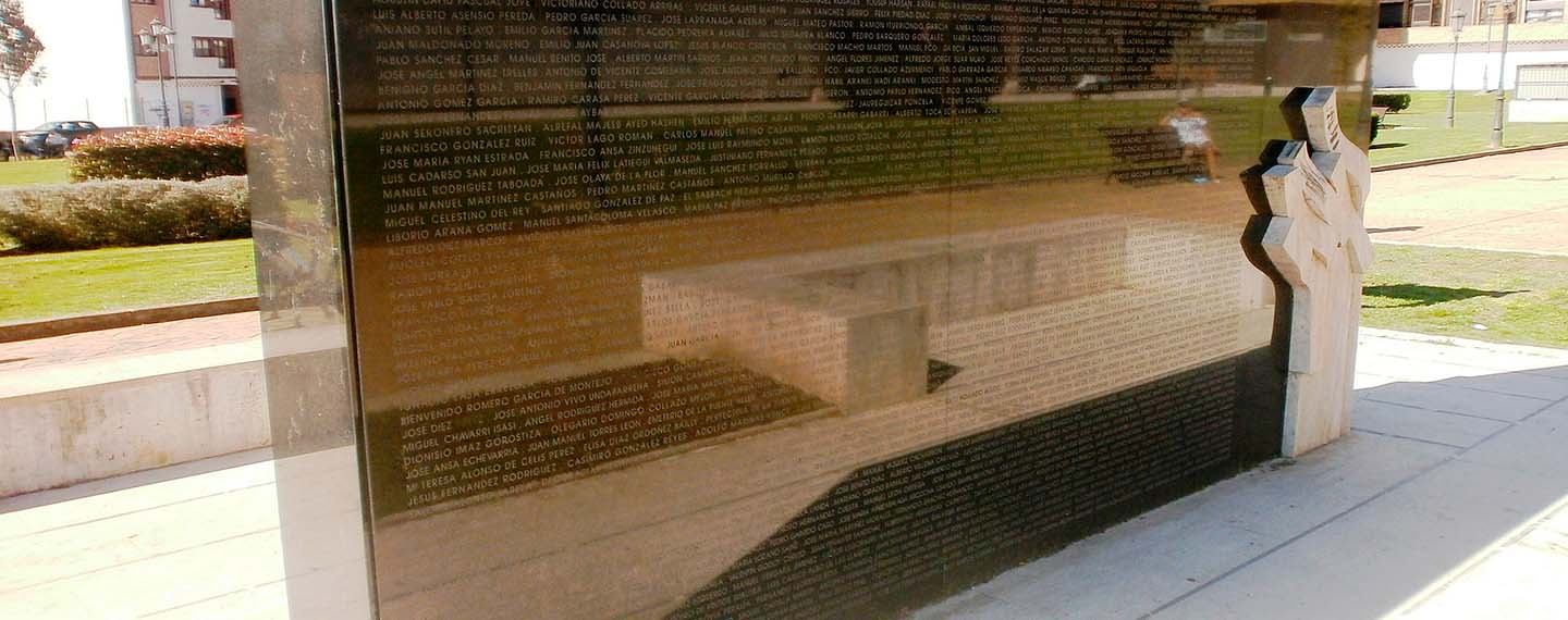 Monumento a las víctimas del terrorismo en Oviedo (1968-2007).
