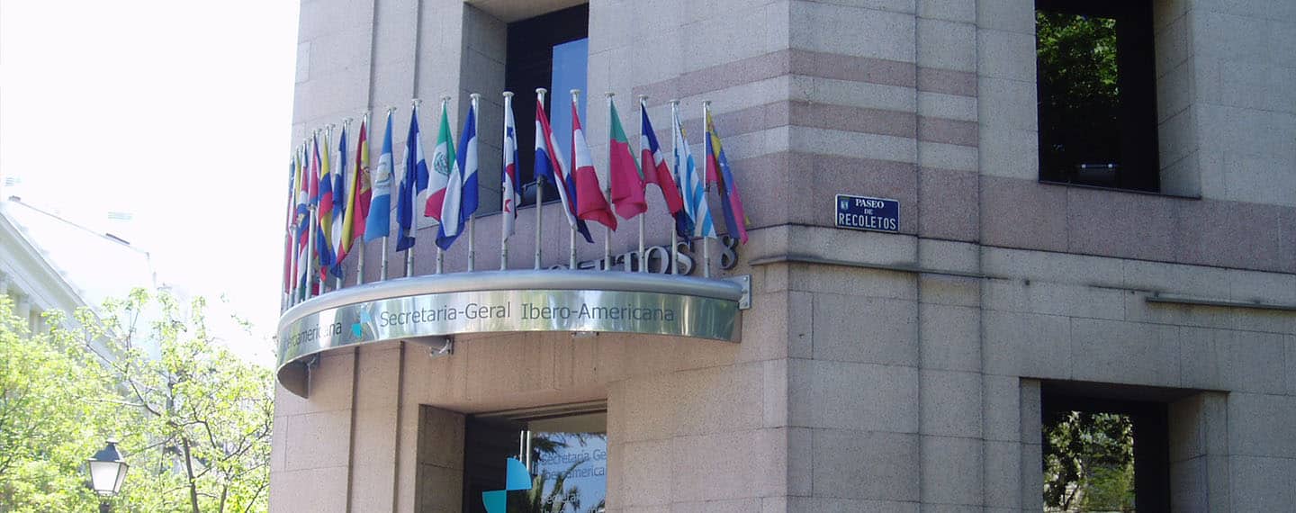 Cooperación. Entrada con banderas de la sede de la SEGIB (Secretaría General Iberoamericana) en Madrid, España, en el Paseo Recoletos