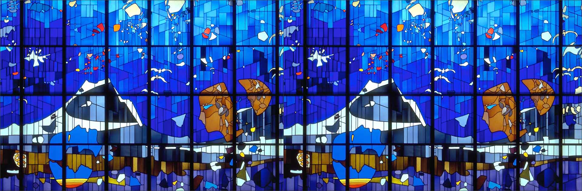 América Latina. Composición con la foto del Vitral “El nacimiento del hombre” de Héctor Poleo, tomada en 1995 en la estación de metro La Paz en Caracas, Venezuela