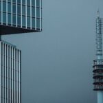 Torre de transmisión de telecomunicaciones en el Europa boulevard en Ámsterdam (Países Bajos). La obra de arte de la torre de transmisión de telecomunicaciones se llama White Noise (Ruido blanco) y es obra de Giny Vos