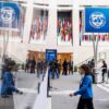 Una mujer pasa junto al palco de producción de IMF Today durante las Reuniones Anuales de 2022 del Fondo Monetario Internacional (FMI)en Washington D.C (EEUU)