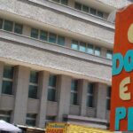 Anuncio de cambio de oro, dólar, euro y peso en la esquina de Veroes con Avenida Urdaneta en Caracas, Venezuela
