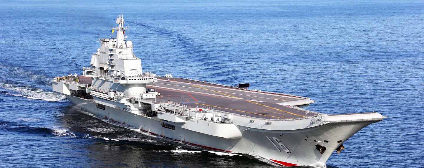 Dominio naval. Un portaviones CV-16 Liaoning de la Armada del Ejército Popular de Liberación de China surca el océano