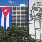 Crisis. Sede del Ministerio del Interior (MININT) con una bandera gigante de Cuba y el retrato en relieve del Ché Guevara en la Plaza de la Revolución de la Habana
