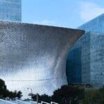 Empresas latinoamericanas. Complejo de Plaza Carso en Ciudad de México, con el museo Soumaya en primer plano y a la derecha la Torre Telcel, sede de América Móvil