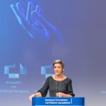 Reunión semanal de la Comisión von der Leyen sobre el fomento de un enfoque europeo de la inteligencia artificial en Bruselas (21/04/2021). De izquierda a derecha: Eric Mamer (portavoz jefe de la Comisión Europea), Margrethe Vestager (Vicepresidenta ejecutiva de la Comisión Europea) y Thierry Breton (Comisario de Mercado Interior)