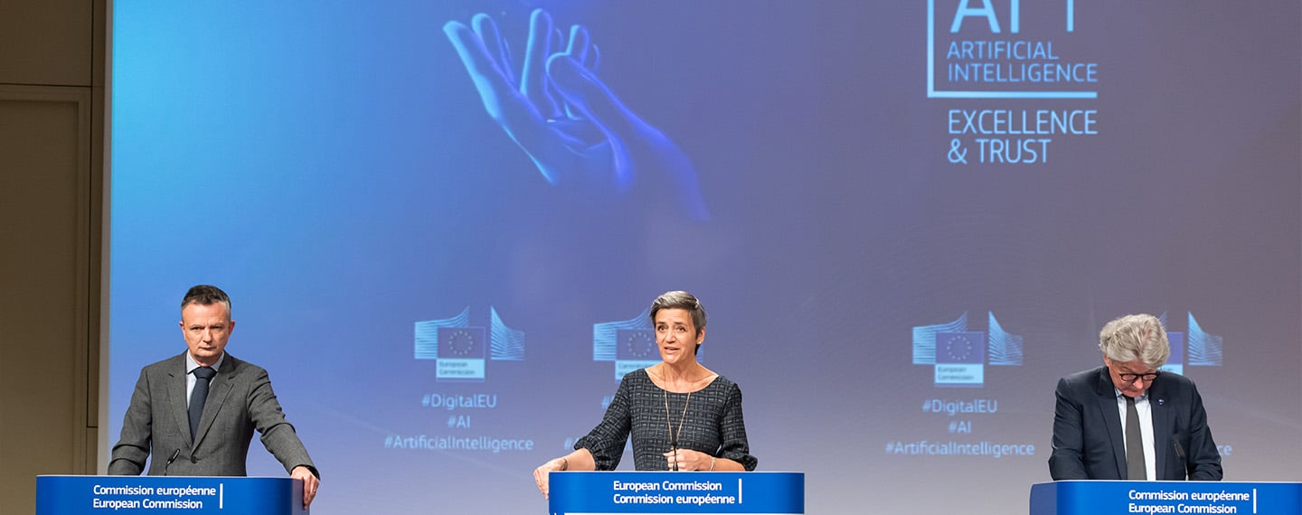 Reunión semanal de la Comisión von der Leyen sobre el fomento de un enfoque europeo de la inteligencia artificial en Bruselas (21/04/2021). De izquierda a derecha: Eric Mamer (portavoz jefe de la Comisión Europea), Margrethe Vestager (Vicepresidenta ejecutiva de la Comisión Europea) y Thierry Breton (Comisario de Mercado Interior)