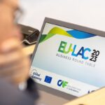 Un hombre observa su tableta donde se destaca el logo de la III Cumbre UE-CELAC en Bruselas, Bélgica