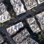 Sostenibilidad. Vista aérea de tejados de los edificios urbanos con paneles solares