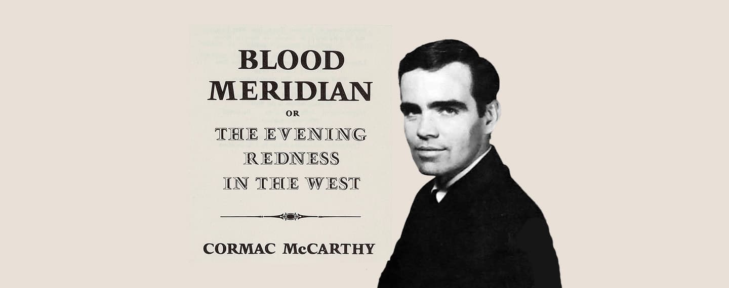Retrato de Cormac McCarthy con la portada de su libro Blood Meridian.