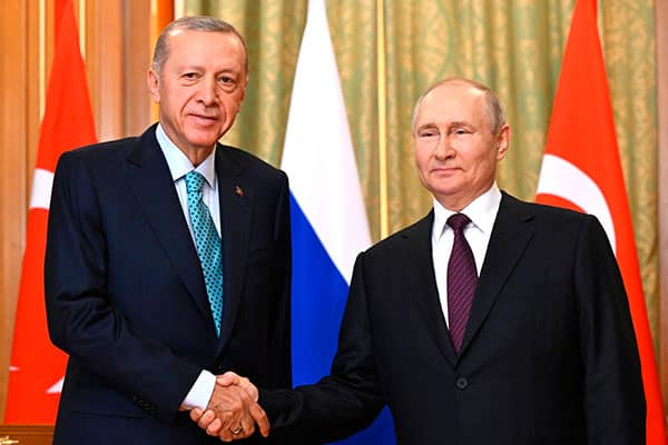 Vladimir Putin y Recep Tayyip Erdoğan se dal la mano durante las conversaciones en Sochi para tratar de desbloquear las exportaciones de trigo ucraniano