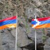 Banderas de Armenia (izquierda) y Nagorno-Karabaj (derecha) en el paso fronterizo de la autopista entre ambos países. Foto: David Stanley (CC BY 2.0)