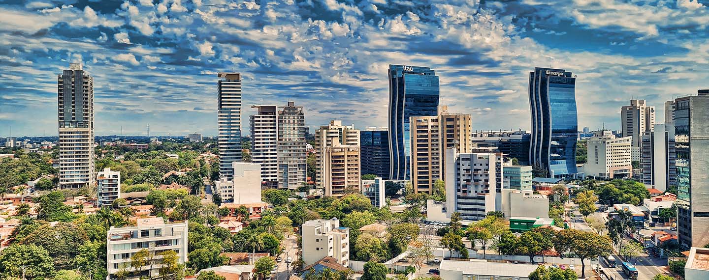 Vista panorámica de las torres de la avda. Santa Teresa en Asunción (Paraguay), donde se destaca la del Banco Itaú, uno de los principales bancos latinoamericanos