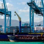 Carga de contenedores en el puerto de Algeciras, en Cádiz; destinados a la exportación. Las exportaciones pertenecen al sector exterior de la economía española