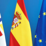 Banderas de la presidencia española del Consejo de la UE, España y la UE en sus mástiles. Detalle de la inauguración de la decoración de la Presidencia Española del Consejo de la UE.