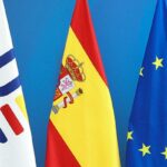 Detalle de las banderas de España y la Unión Europea durante la inauguración de la decoración de la Presidencia Española del Consejo de la UE el pasado 4 de julio de 2023 en Bruselas. Política europea