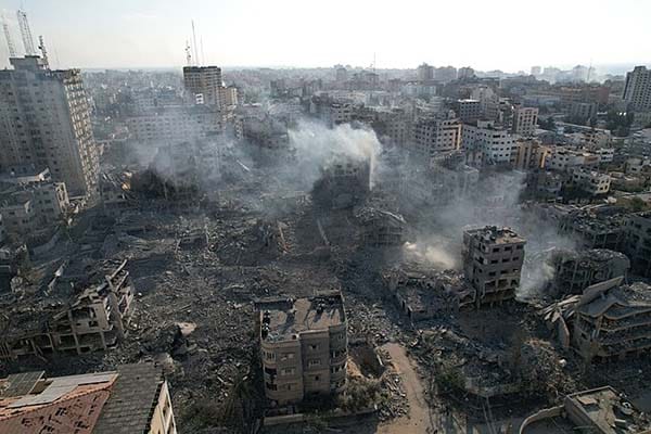 Edificios residenciales situados a 150 m de la Torre Palestina, destruidos durante la primera semana de intensos bombardeos de la aviación israelí. Foto: Al Araby (Wikimedia Commons / CC BY-SA 3.0)