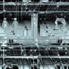 Imagen en blanco y negro con íconos de internet, comunicación, comercio e industria sobre un fondo de circuitos electrónicos integrados y rejillas. Desafío industrial
