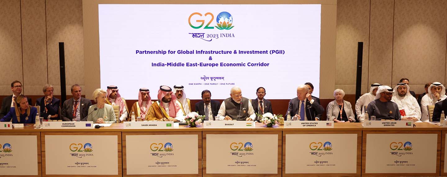 Sur global. Panel en primer plano de los participantes en el evento sobre la Asociación para la Infraestructura y la Inversión Mundiales y el Corredor Económico India-Oriente Medio-Europa realizado durante la Cumbre del G20 en Nueva Delhi en septiembre de 2023. Sentados de izquierda a derecha: Giorgia Meloni, Ursula von der Leyen, Mohamed bin Salman, Narendra Modi, Joe Biden y Mohamed bin Zayed Al Nahayan